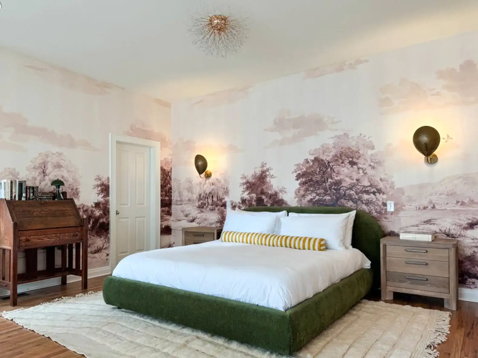 A king size bed, individual lights on each side, and outlets in the sidetables. 