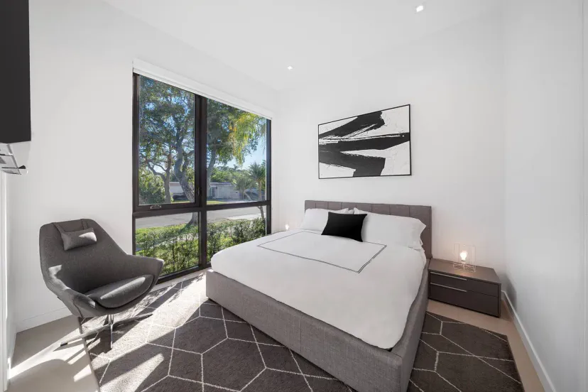 In diesem Raum herrscht absolute Ruhe, mit einem Queensize-Bett und einem Ausblick, der Gelassenheit flüstert. Willkommen in Ihrem friedlichen Rückzugsort.