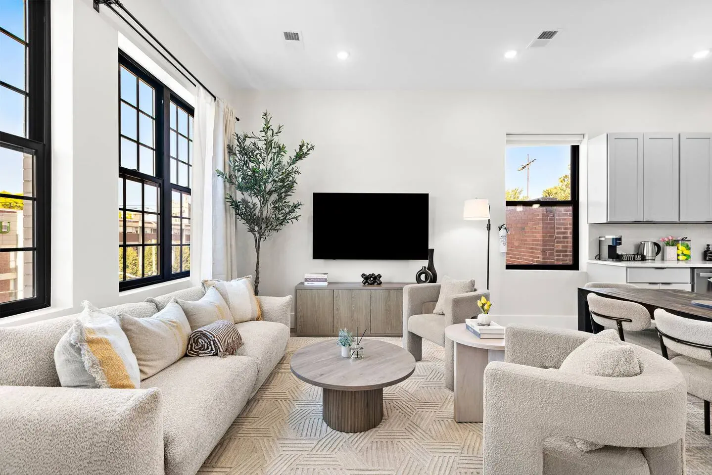 Stylish 3BR Apt w/ Washer & Dryer – photo 26