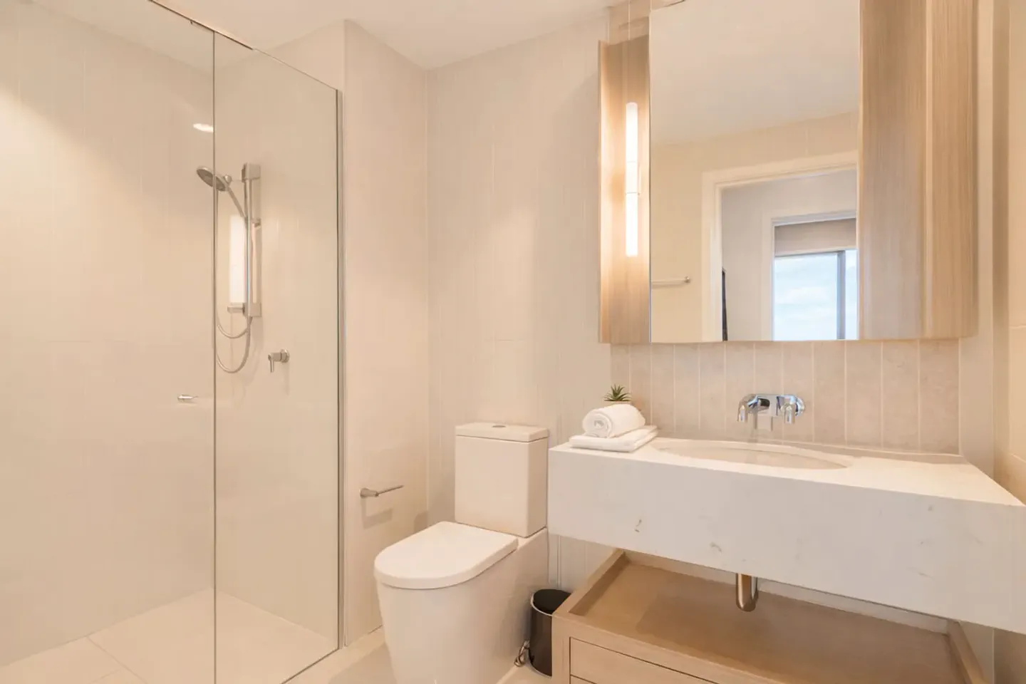 Queen’s Wharf Modern 2BR Apt Pool, Free Parking - Apartment – photo 18