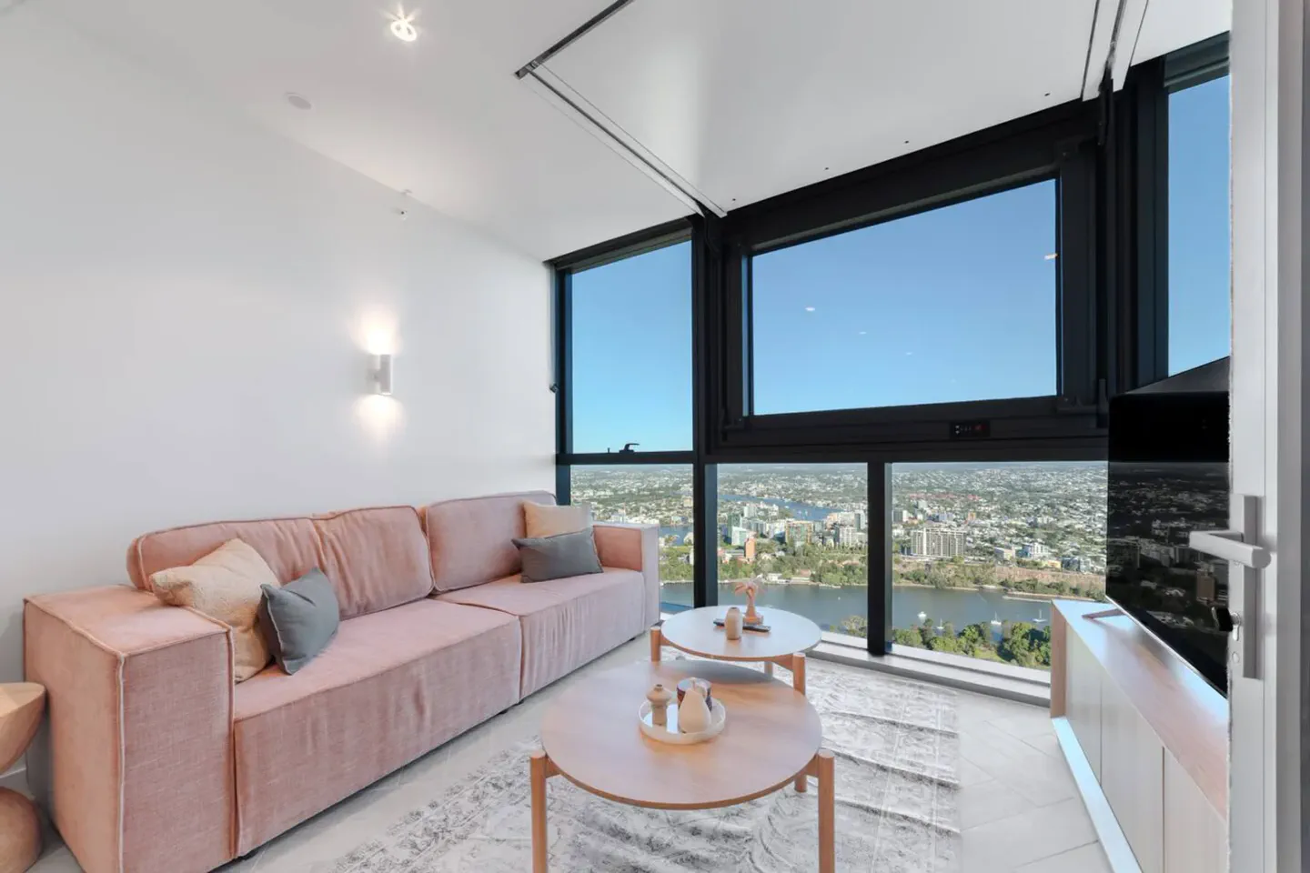 Queen’s Wharf Modern 2BR Apt Pool, Free Parking - Apartment – photo 2