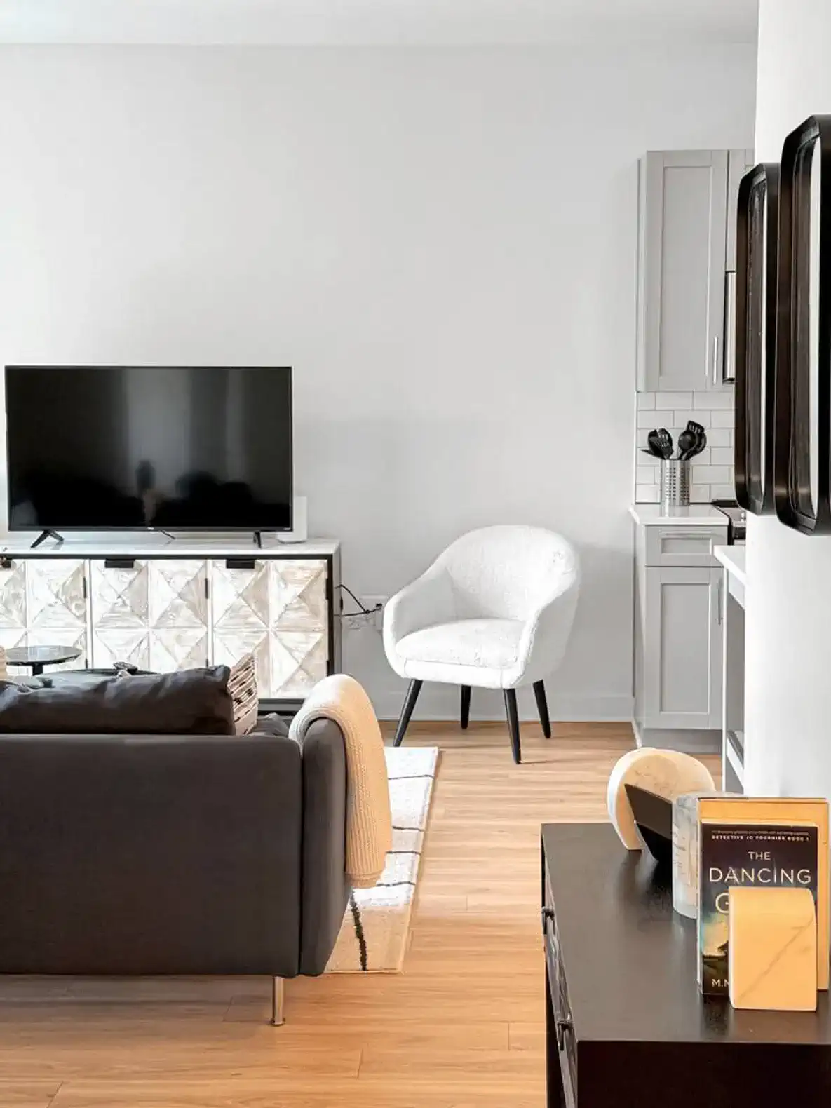 Sleek Design 2BR/2BTH in Arlington | Free Parking – photo 3