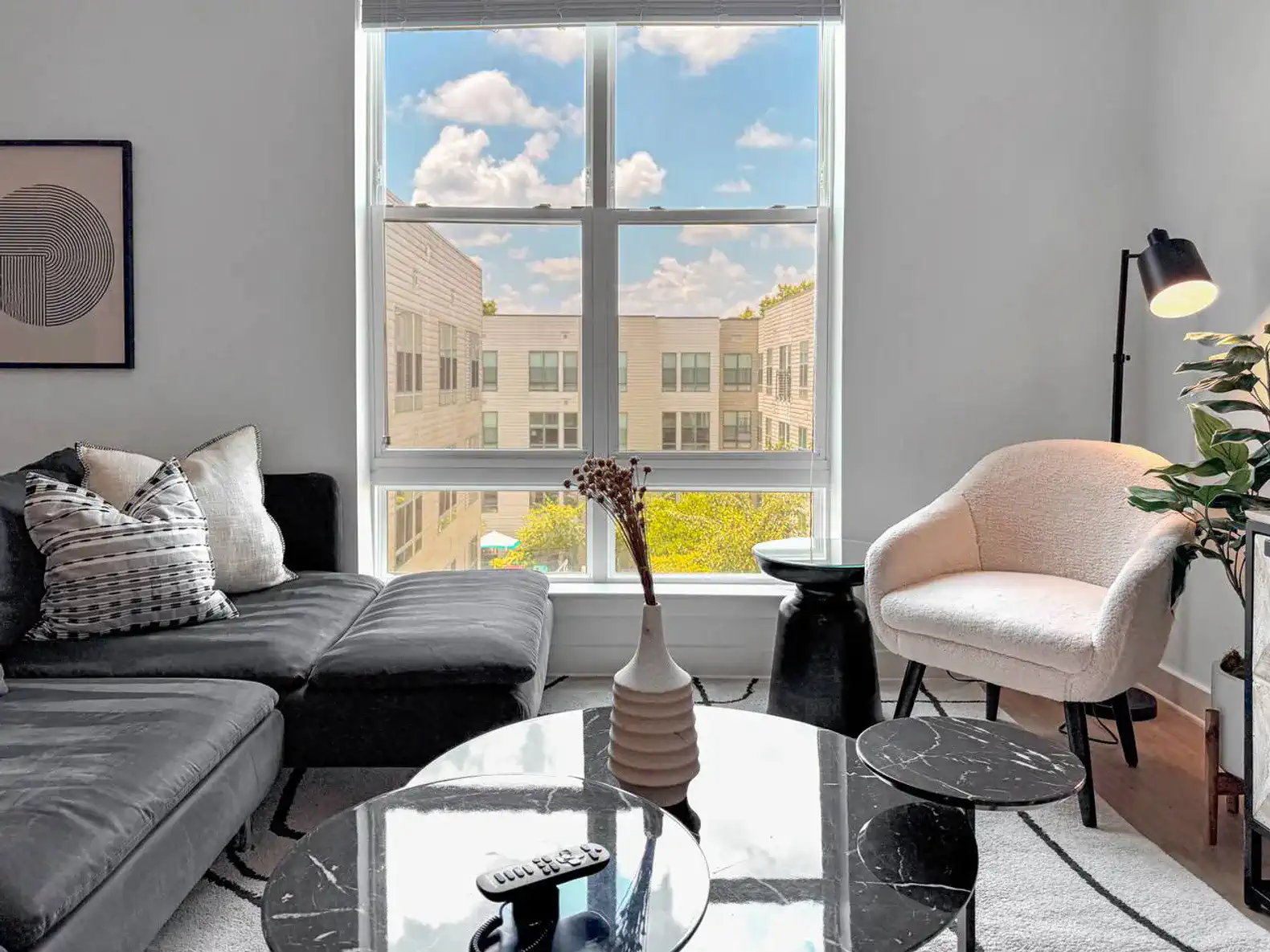 Sleek Design 2BR/2BTH in Arlington | Free Parking – photo 2