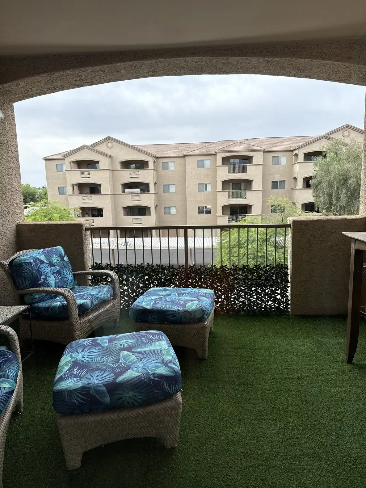 Condo mit Fitnessraum, Pool & Balkon, bewachte Parkplätze – Foto 1