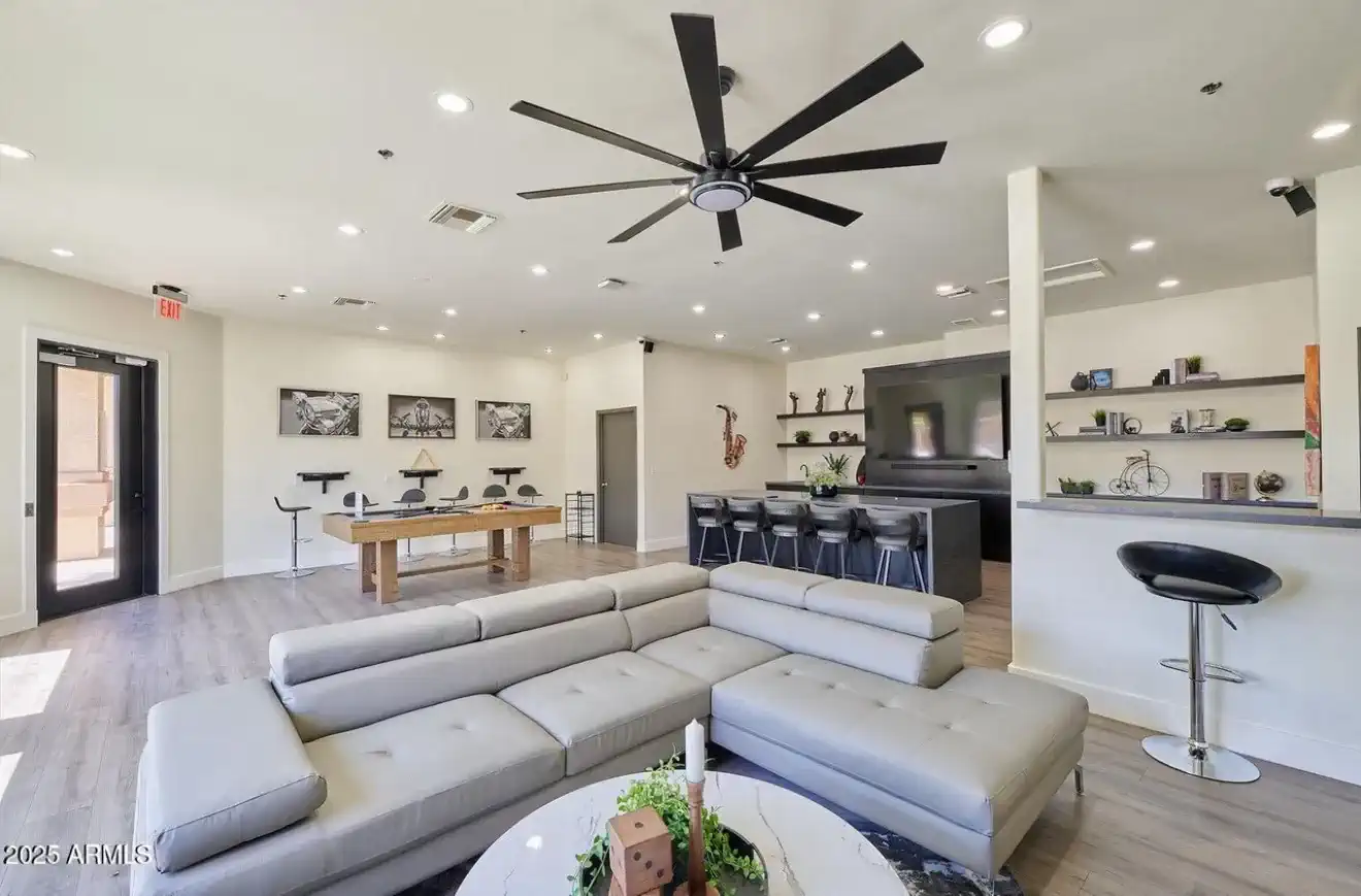Condo has Gym, Pool & Balcony gated covered parking – Foto 3