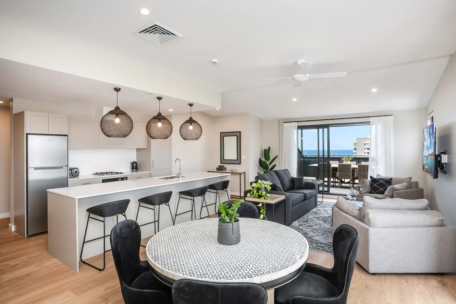 Spacious Penthouse, Huge Balconies, Views to Harbour/Beach, Sleeps 6