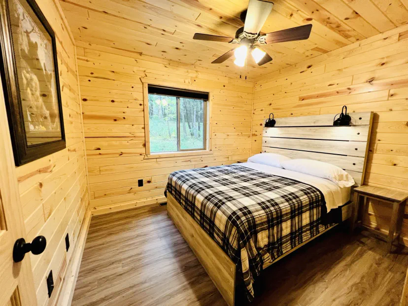 Quarto no andar principal com cama queen size.