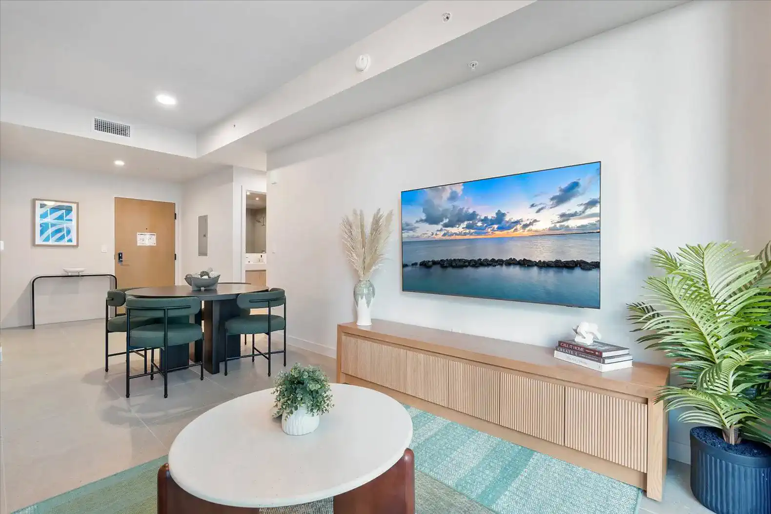 Brand New Luxury 1BR : City Views + Pool + Parking
