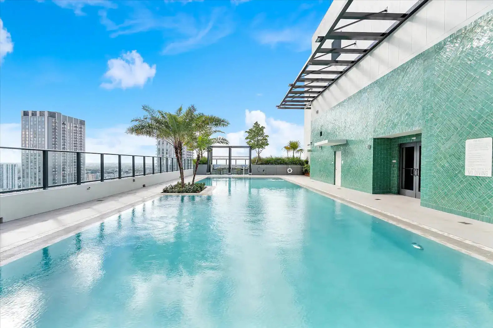Brand New Luxury 1BR : City Views + Pool + Parking photo 8