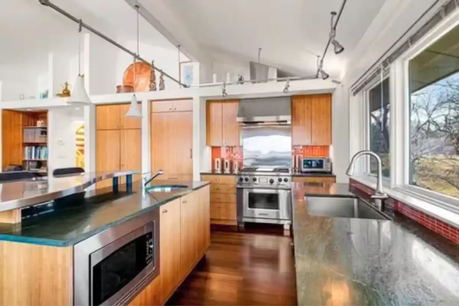 Stunning Gloucester (Lanesville) home with beautiful sea views available for one more week in June 2026 photo 2