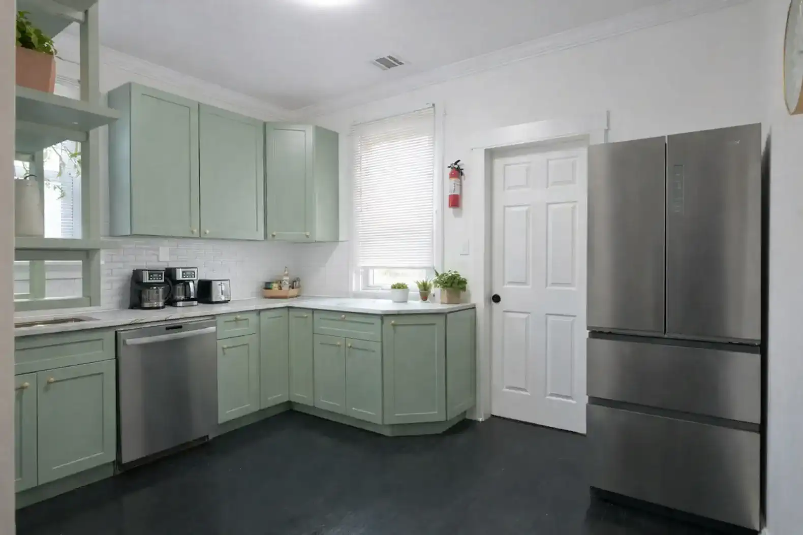 Spacious 3BR | Quick Commute to Times Square photo 2