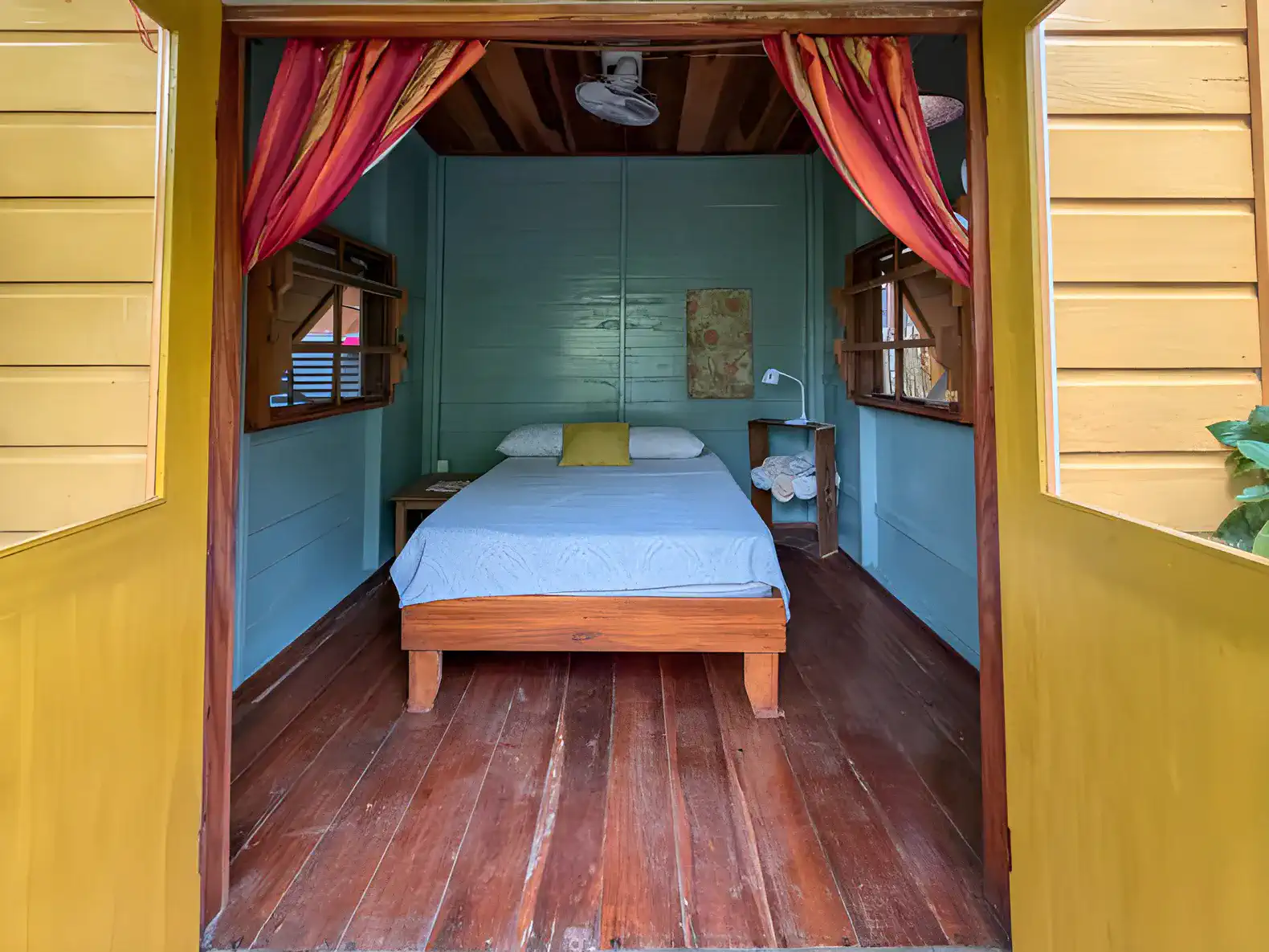 Yellow Bungalow – photo 1