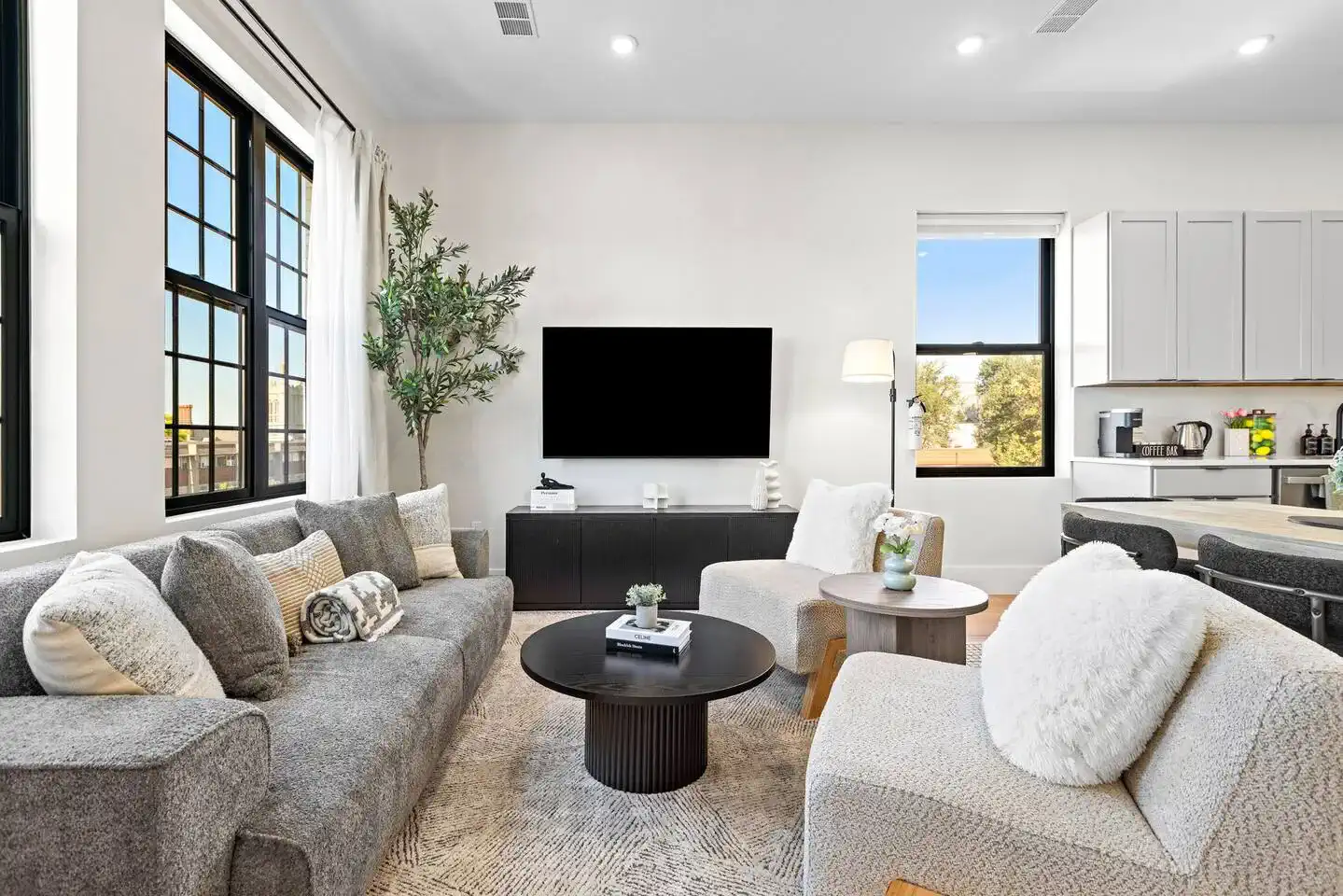 Penthouse 3BR Luxury Stay w City Views & Parking – photo 3