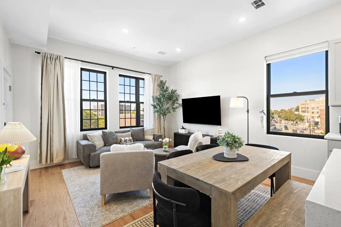 Penthouse 3BR Luxury Stay w City Views & Parking – photo 27