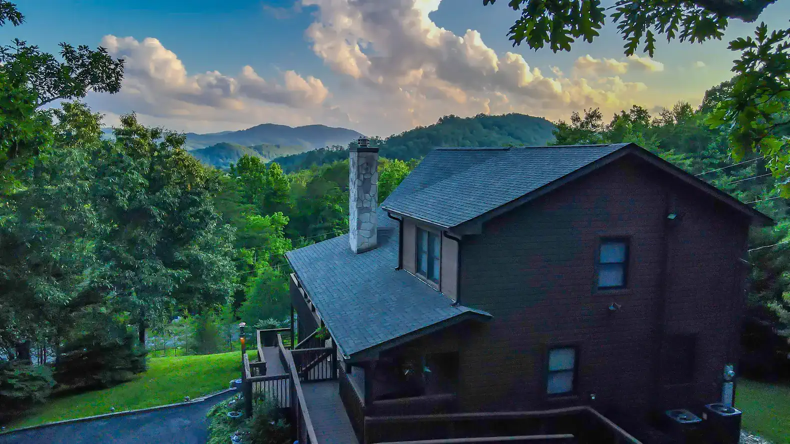 Private wrap around deck, 2 King Suites, hot tub under the stars, horse shoe pit