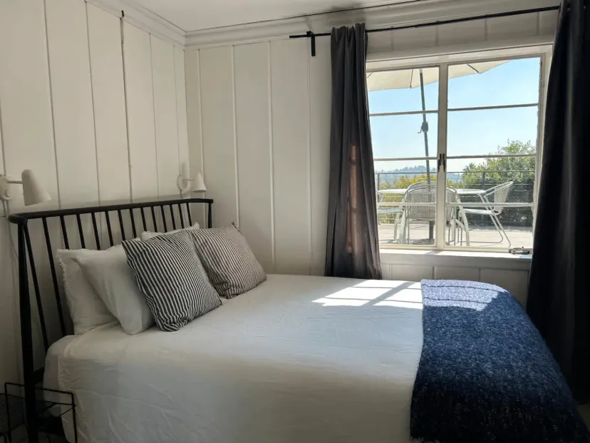 Queen bed with city views ! 
