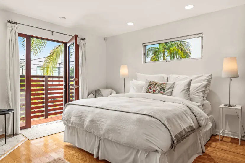 Chambre principale King confortable conçue pour des nuits reposantes lors de séjours prolongés.