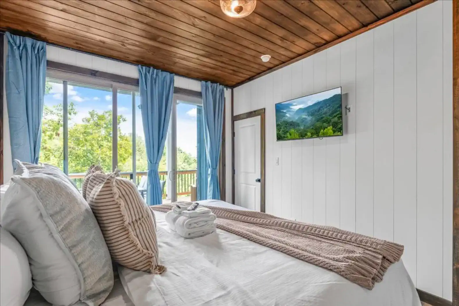 Enjoy the view from your bed and smart TV with your favorite streaming platforms!