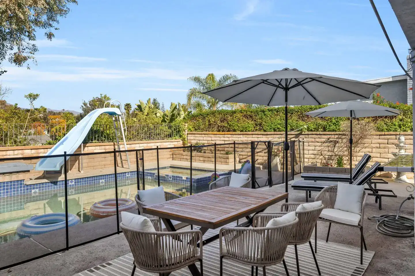 The Charming Poolside Paradise – photo 3