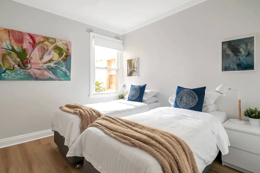 Hauptschlafzimmer mit Einzelbett-Konfiguration
