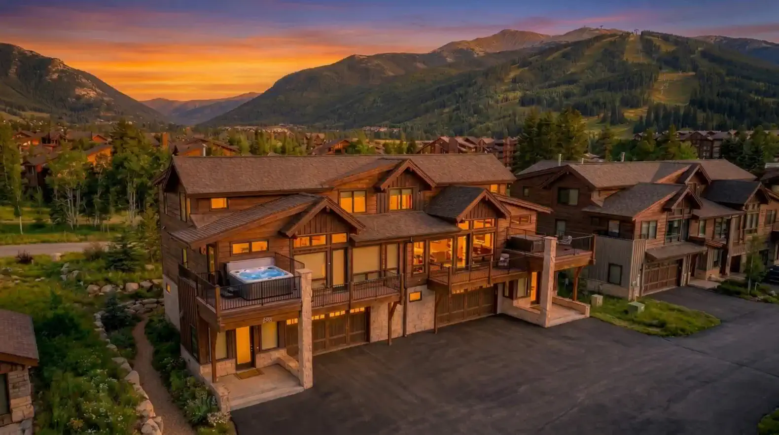 The Caravelle • Ski Views • Hot Tub • Lux • Garage – photo 1