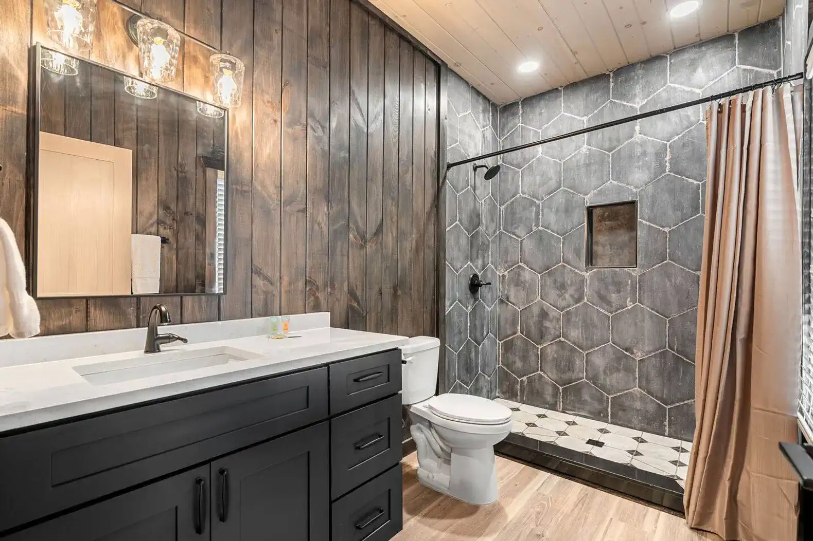 Primary Ensuite Master Bath. Towels and soaps included for you and your group. 