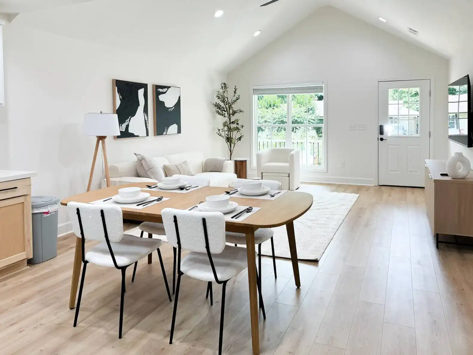 Light-Natural Oak Lux 3BR & 2BTH 7 Min DT - Stadium – photo 2