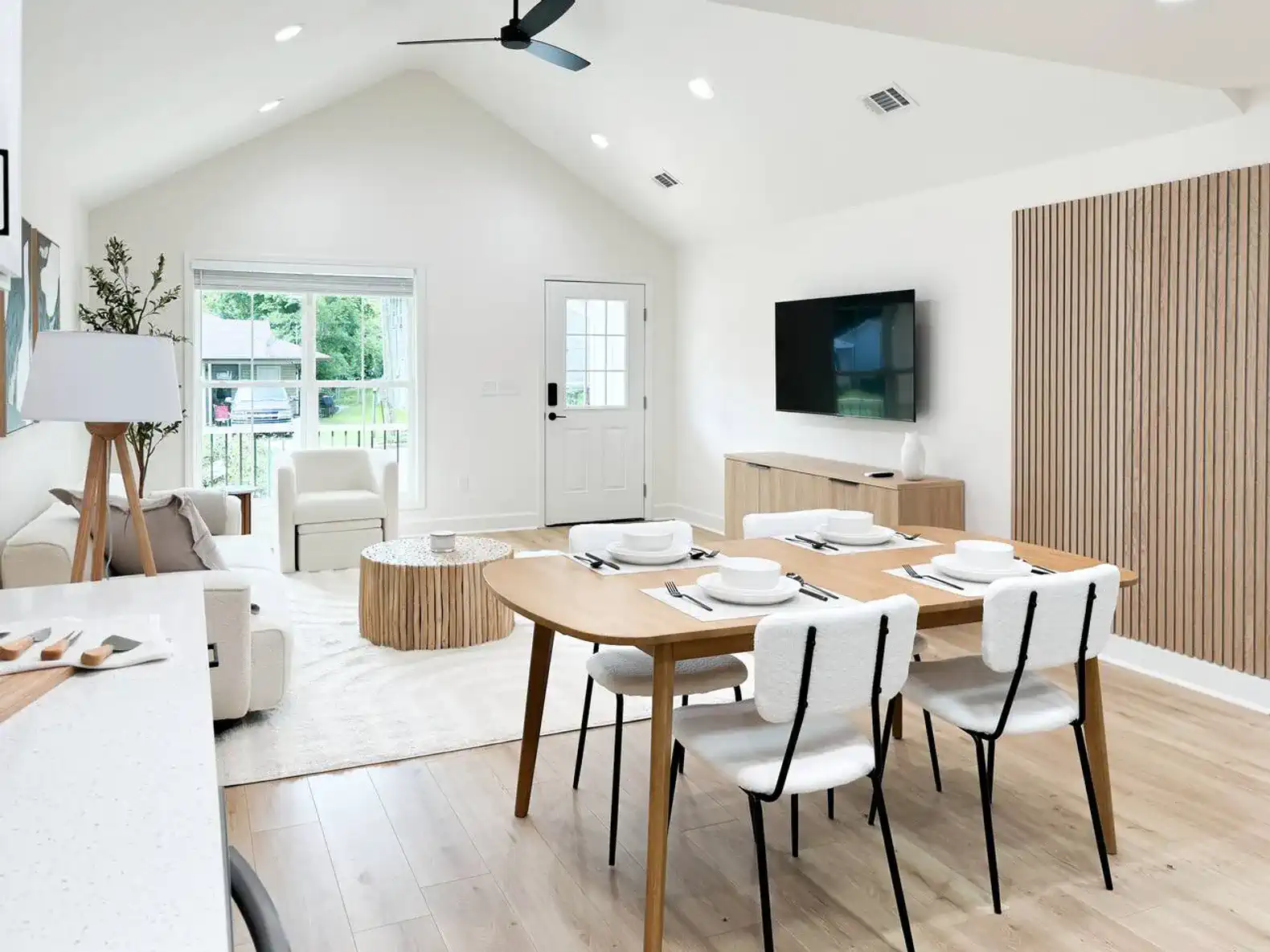 Light-Natural Oak Lux 3BR & 2BTH 7 Min DT - Stadium – photo 1