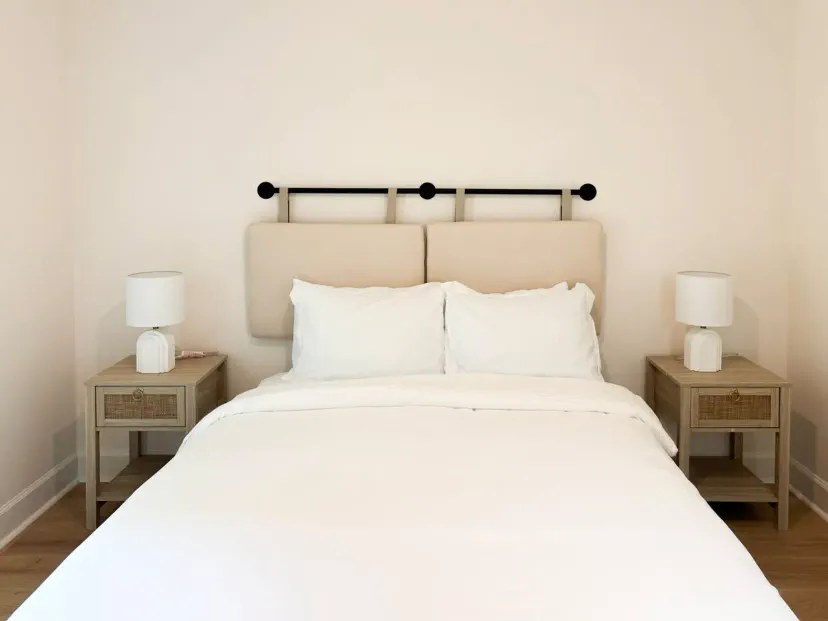 Chambre principale confortable avec un lit douillet, des draps doux et des tables de nuit élégantes