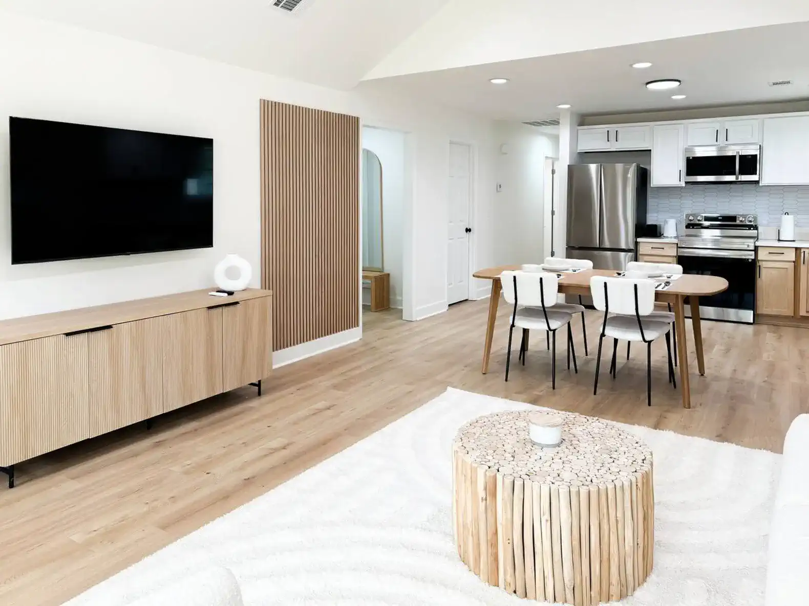 Light-Natural Oak Lux 3BR & 2BTH 7 Min DT - Stadium – photo 4