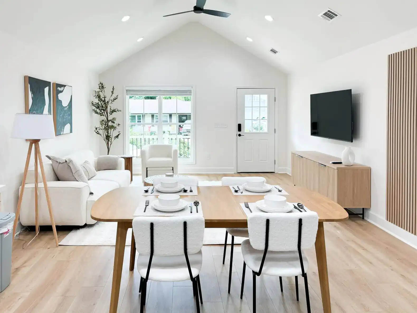 Light-Natural Oak Lux 3BR & 2BTH 7 Min DT - Stadium – photo 3