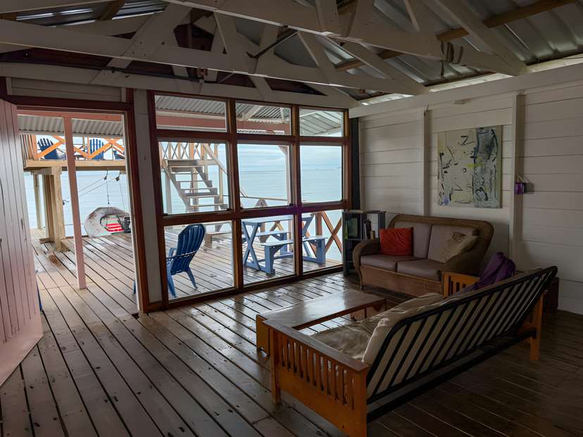 Eine Küche, eine Lounge und das Meer darunter
