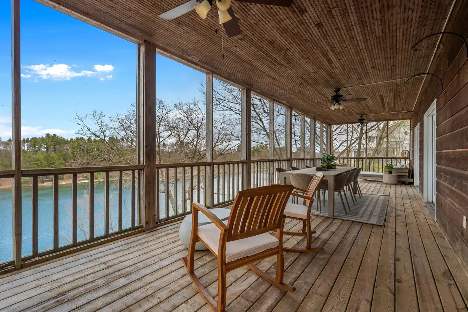 The spacious veranda offers plenty of room for the whole family, with seating options to suit every occasion and mood. It will feel like a private paradise among the tree tops. 