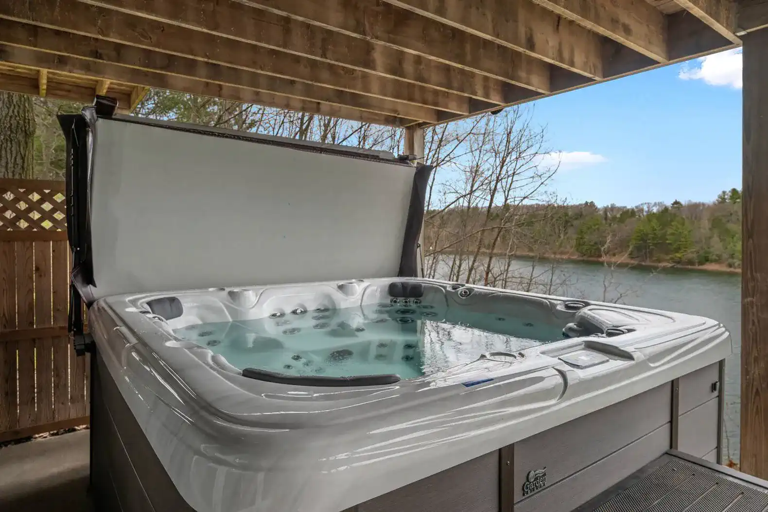 The outdoor hot tub accommodates up to eight people and offers a stunning view of the lake. Situated under the deck, it ensures that bad weather won't put a damper on your enjoyment.