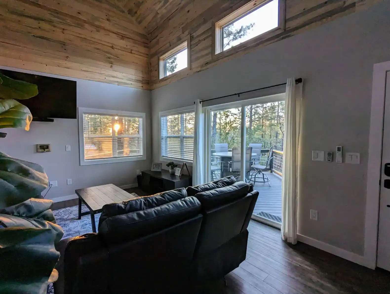 Hillside Hangout – photo 2
