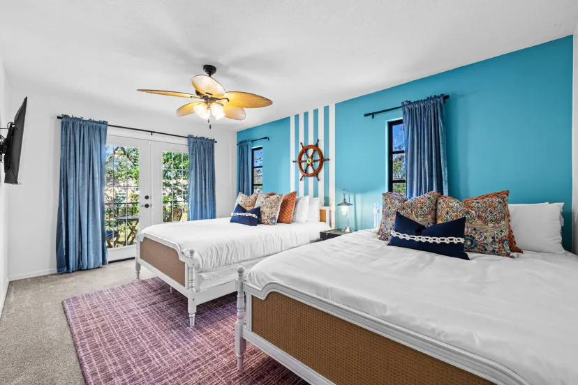 ~Nautical Nook Schlafzimmer~
Schlafzimmer 4, im Obergeschoss.
2x Queen-Betten, brandneue Memory-Schaum-Matratzen.

~ Privater Balkon mit Bistro-Tisch und Stühlen
~ Verdunkelungsvorhänge & Vorhang
~ Smart-TV mit Streaming
~ Smart-Geräte-Ladegerät
~ Geräumiger Kleiderschrank
~ Deckenventilator