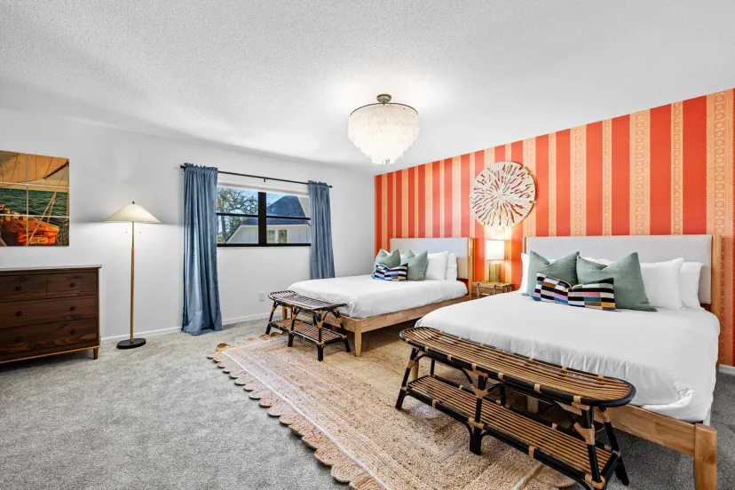 ~Driftwood Suite Schlafzimmer~
Schlafzimmer 3, im Obergeschoss.
2x Queen-Betten, brandneue Memory-Schaum-Matratzen

~Verdunkelungsvorhänge & Vorhang
~Smart-TV mit Streaming
~Smart-Geräte-Ladegerät auf dem Nachttisch
~Standventilator.
