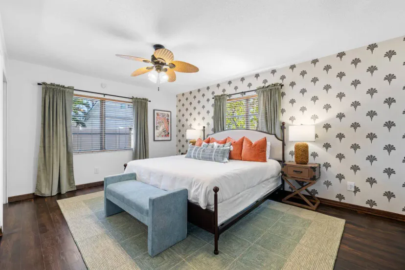 ~Neutral Palms Schlafzimmer~
Schlafzimmer 2, im Erdgeschoss
King-Bett, brandneue Memory-Schaum-Matratze

~ Großer beleuchteter Schminktisch mit Haartrockner.
~ Geräumige Kleiderschränke
~ Deckenventilator