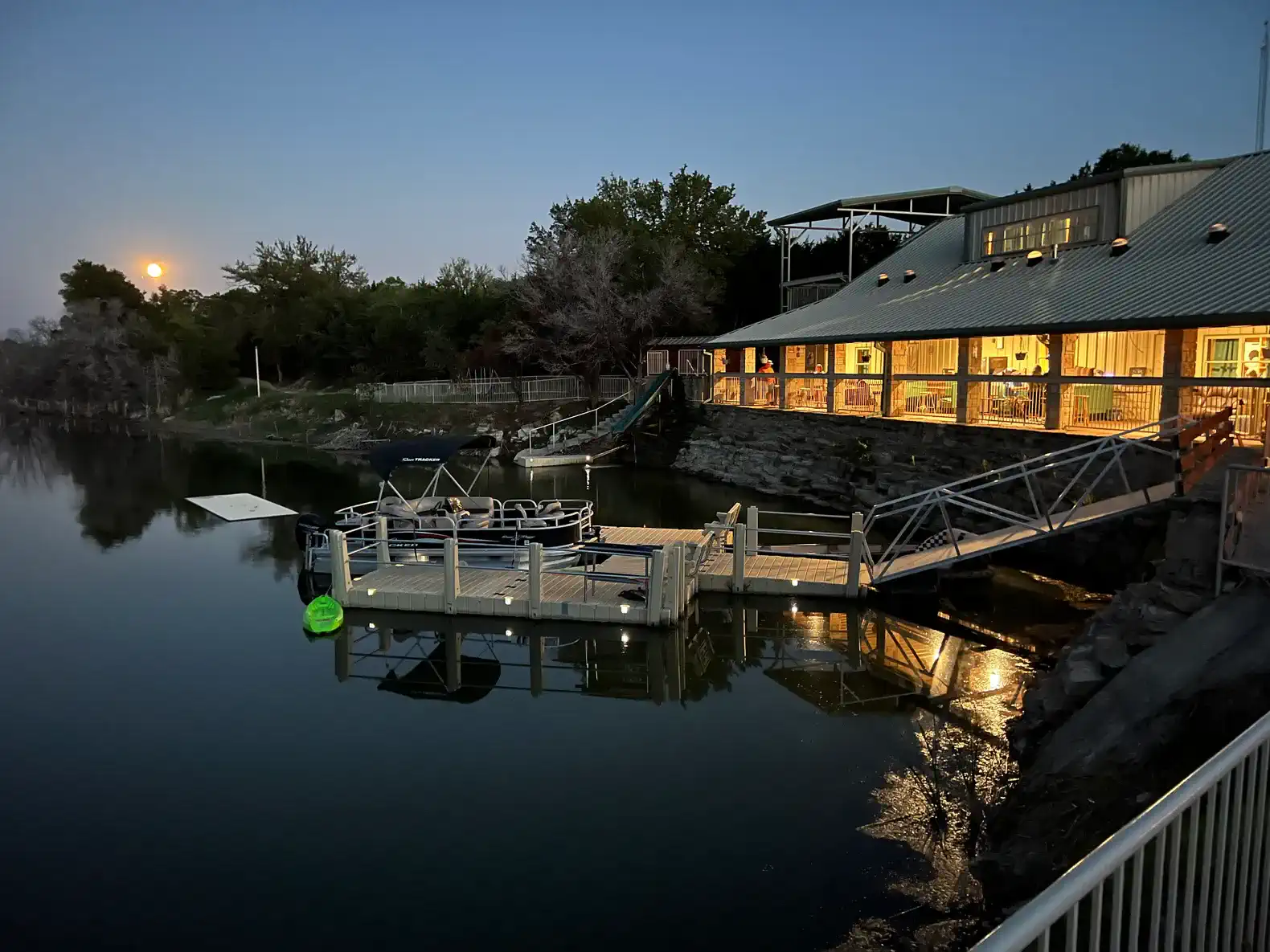 Lodge on Lake Godstone – photo 1