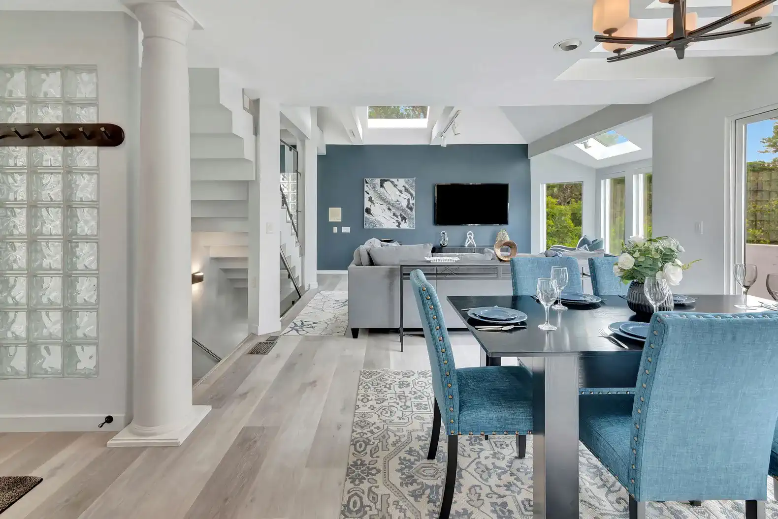 Modern Sunlit Coastal Retreat – photo 4