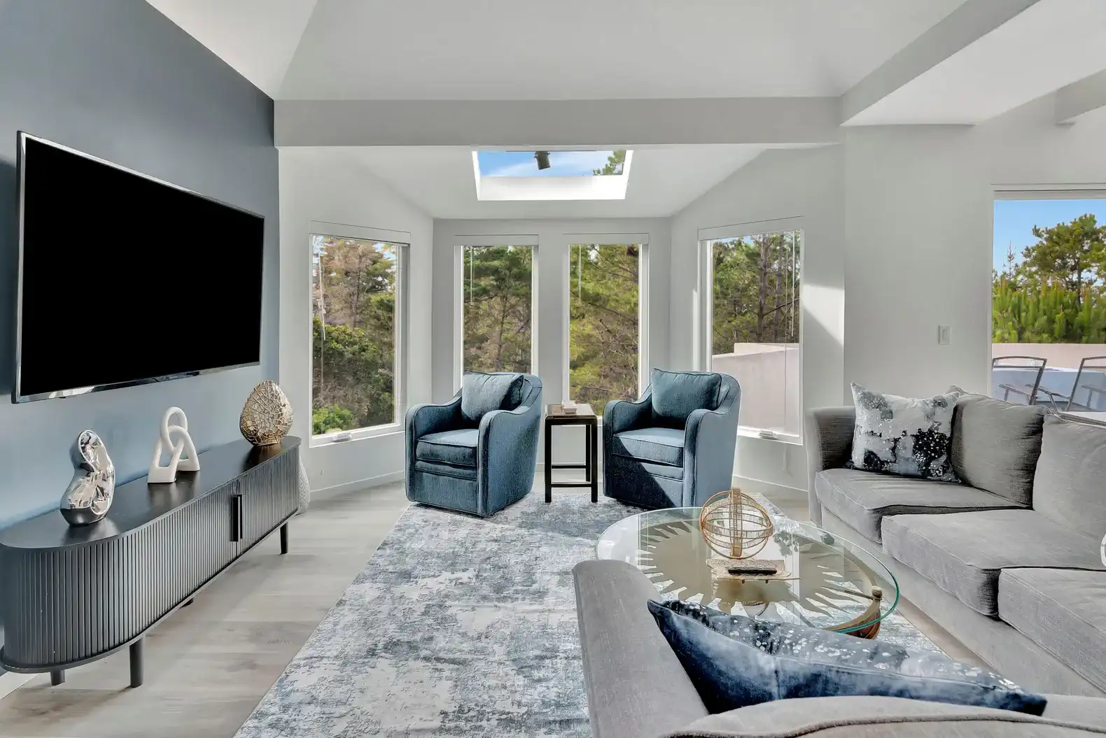 Modern Sunlit Coastal Retreat – photo 2