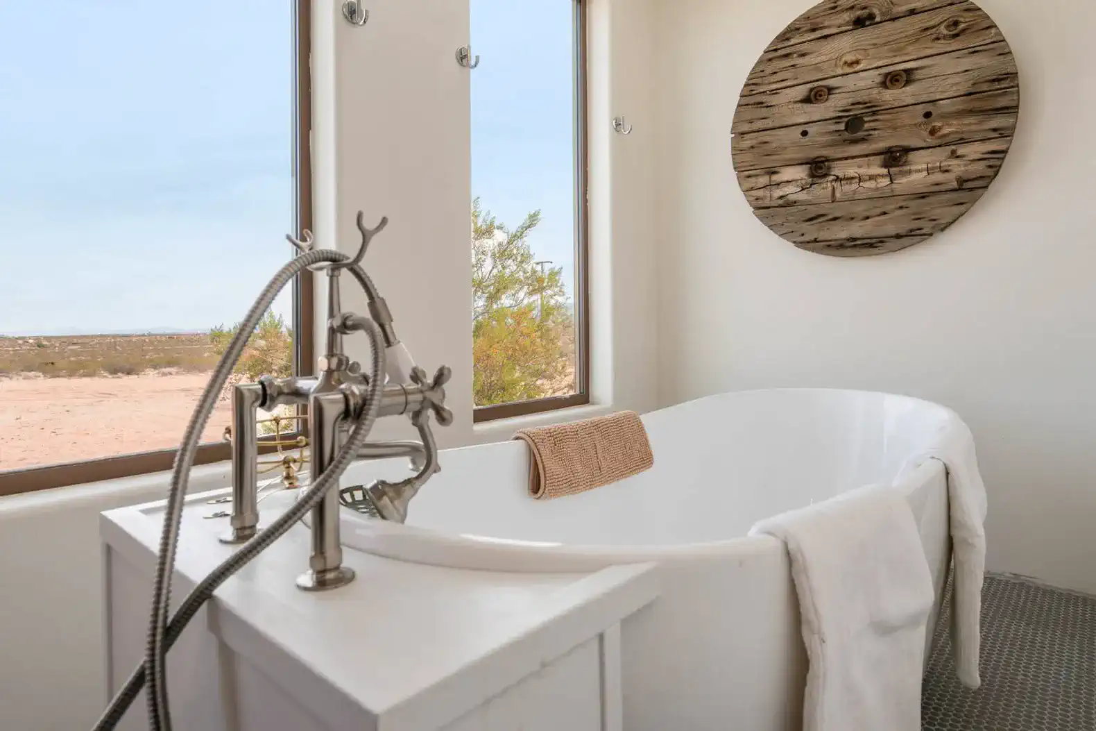 Desert's Edge – photo 1