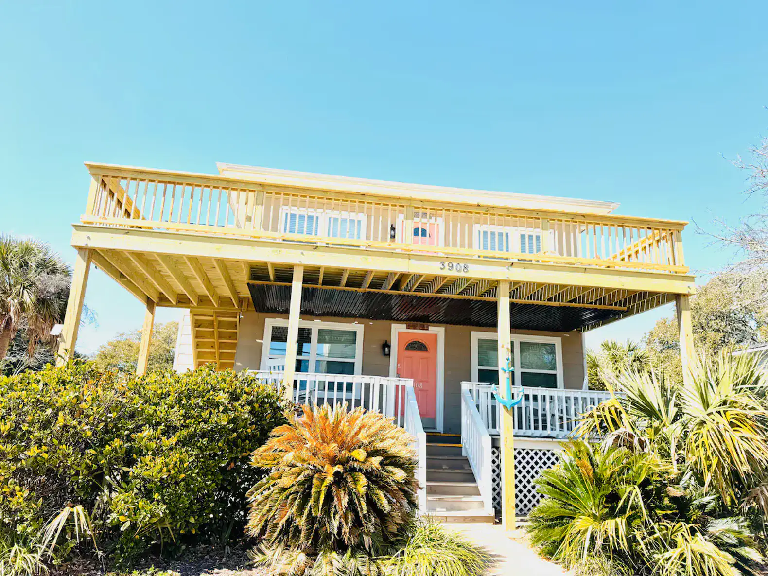 All DOGS welcome! Large saltwater pool, PRIME location