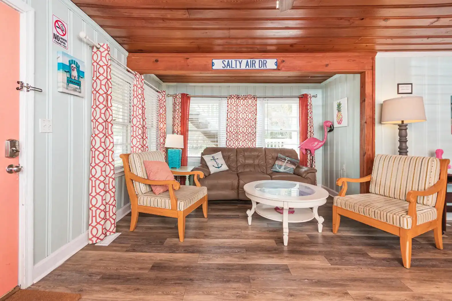 All DOGS welcome! Large saltwater pool, PRIME location – photo 3