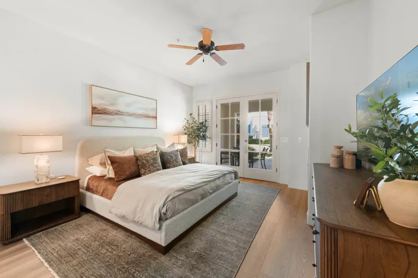 Amplia habitación principal con una cama acogedora y acceso a un balcón privado