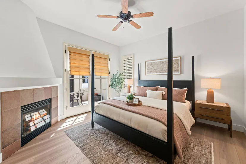 Acogedora habitación principal con cama con dosel, chimenea y acceso a un patio privado