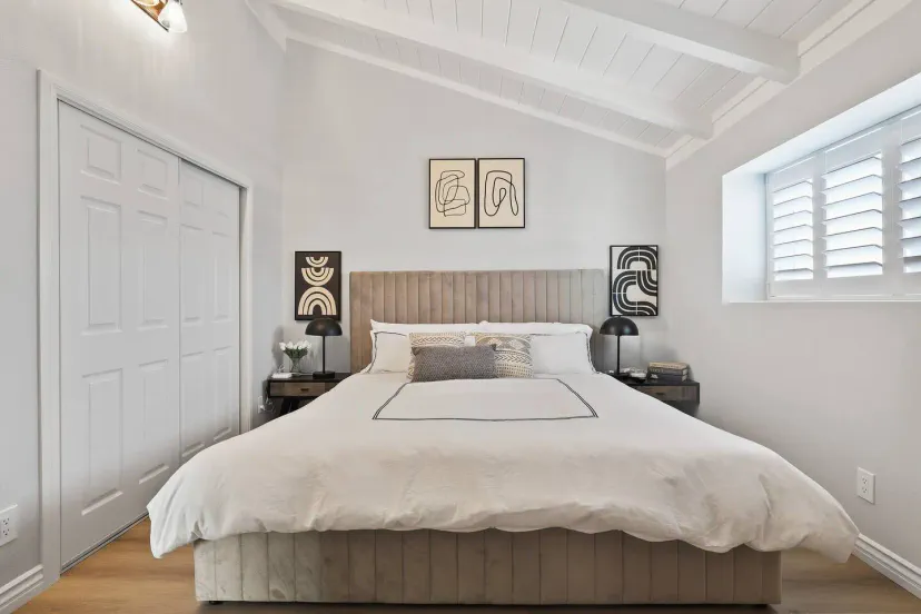 Dormitorio principal de nuestra casa con una cama king y un LG smart TV donde puedes relajarte