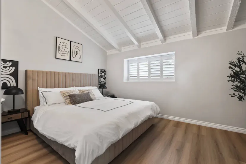 Dormitorio principal de nuestra casa con una cama king (vista lateral)