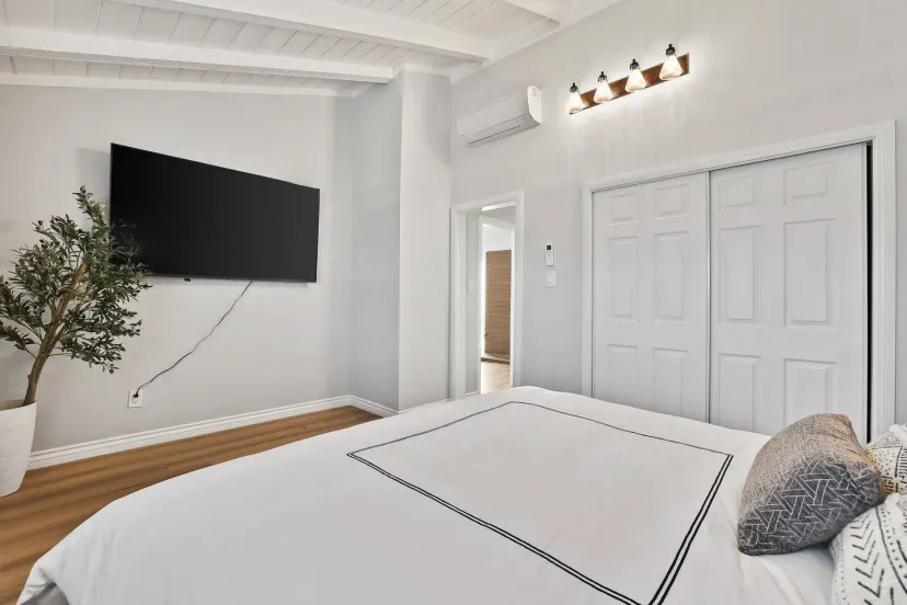 Dormitorio principal de nuestra casa con una cama king y un LG smart TV donde puedes relajarte