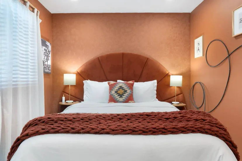 La Rodeo Room tiene un colchón queen size de felpa y un cabecero de terciopelo suave.